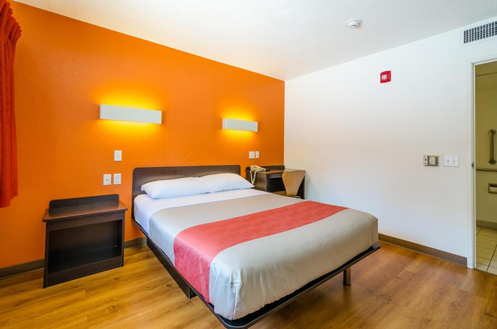 1 Queen Bed | Non-Smoking interior
