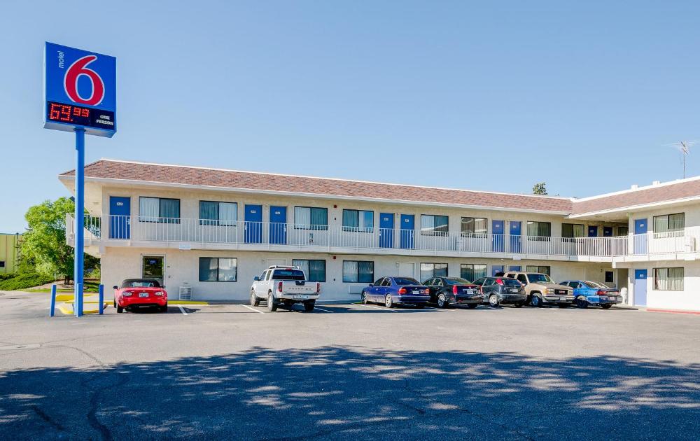 Motel 6 Thornton